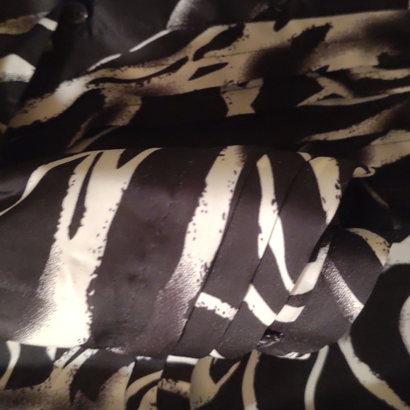 Ladies Black and White Long Sleeve Swirl Patterned Blouse - Picture 2 of 2